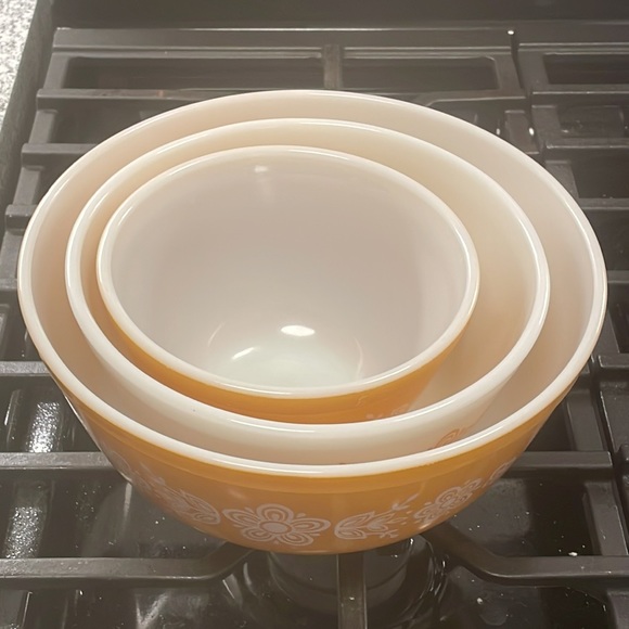 Vintage Pyrex mixing bowl set of three butterfly gold pattern. EUC! - Picture 2 of 6